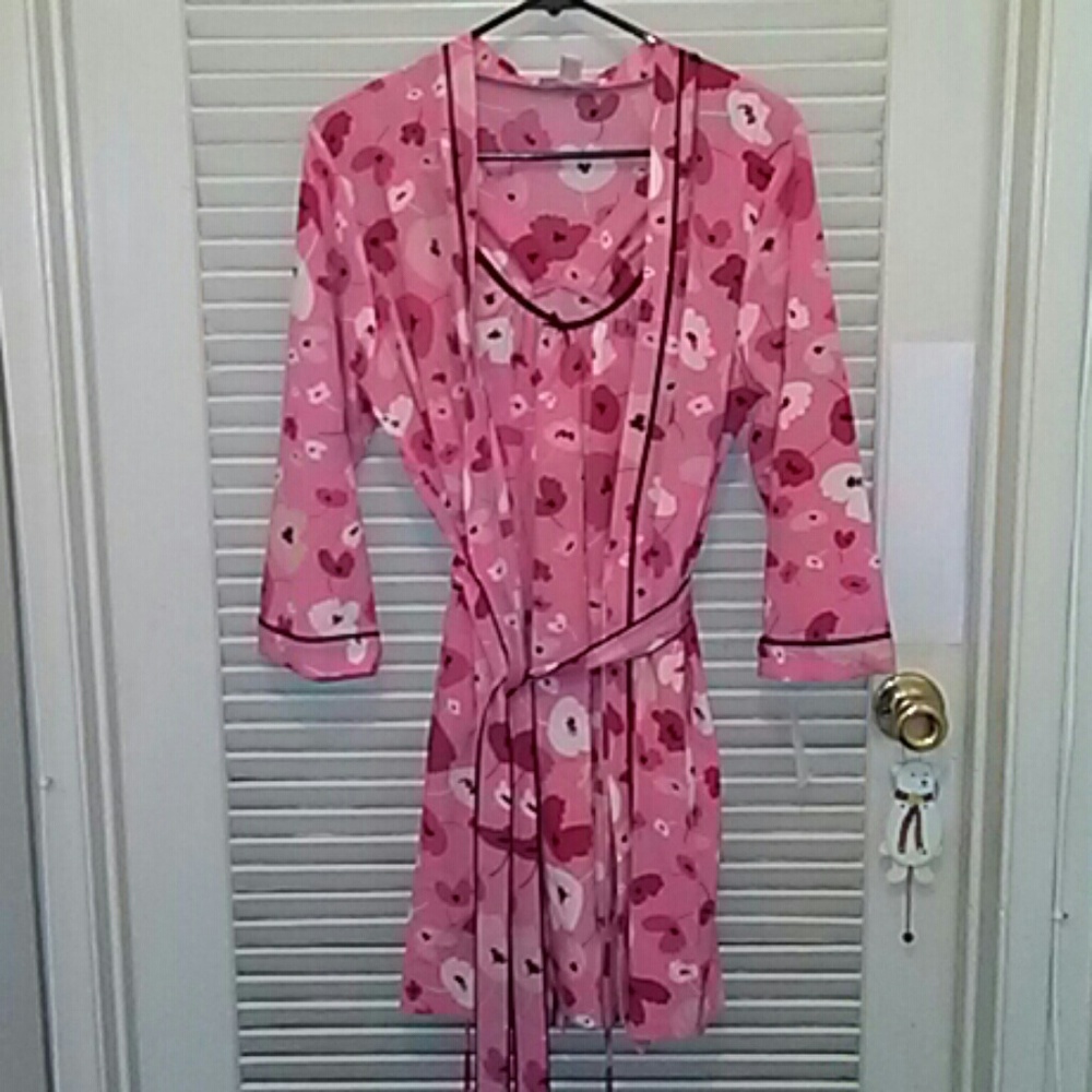 Oscar de la rent nightgown with robe.